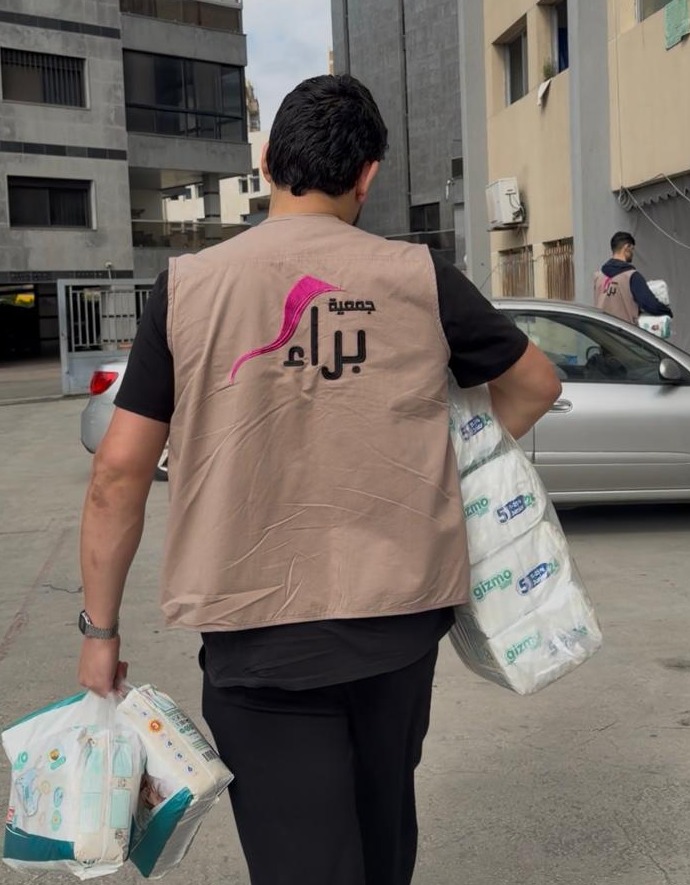 جمعية "براء" توزع حفاضات وحليب الأطفال على العائلات النازحة إلى "كلية الصحة" - صيدا